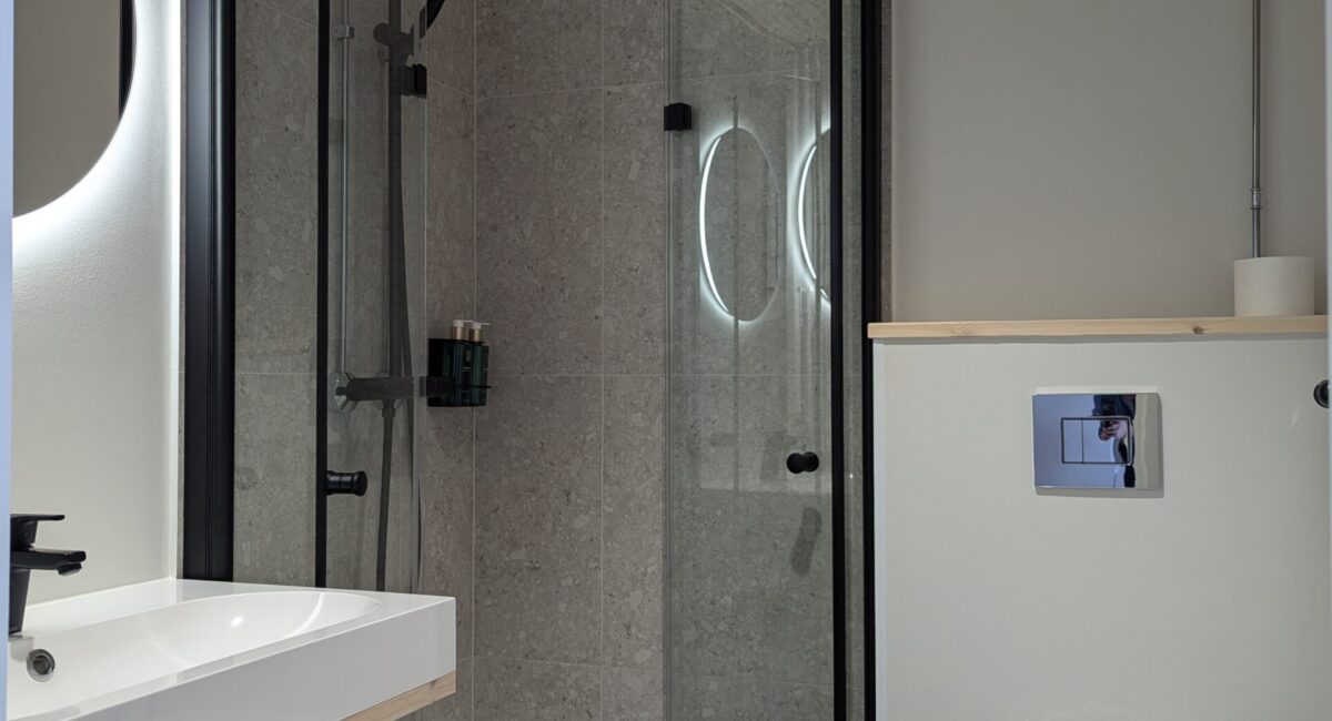 Hotel room shower (1)